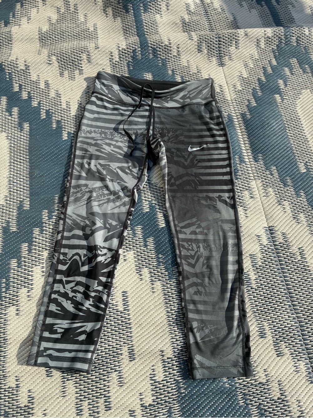 Nike Women's Black & Gray Patterned  Cropped Training Leggings - Picture 2 of 10